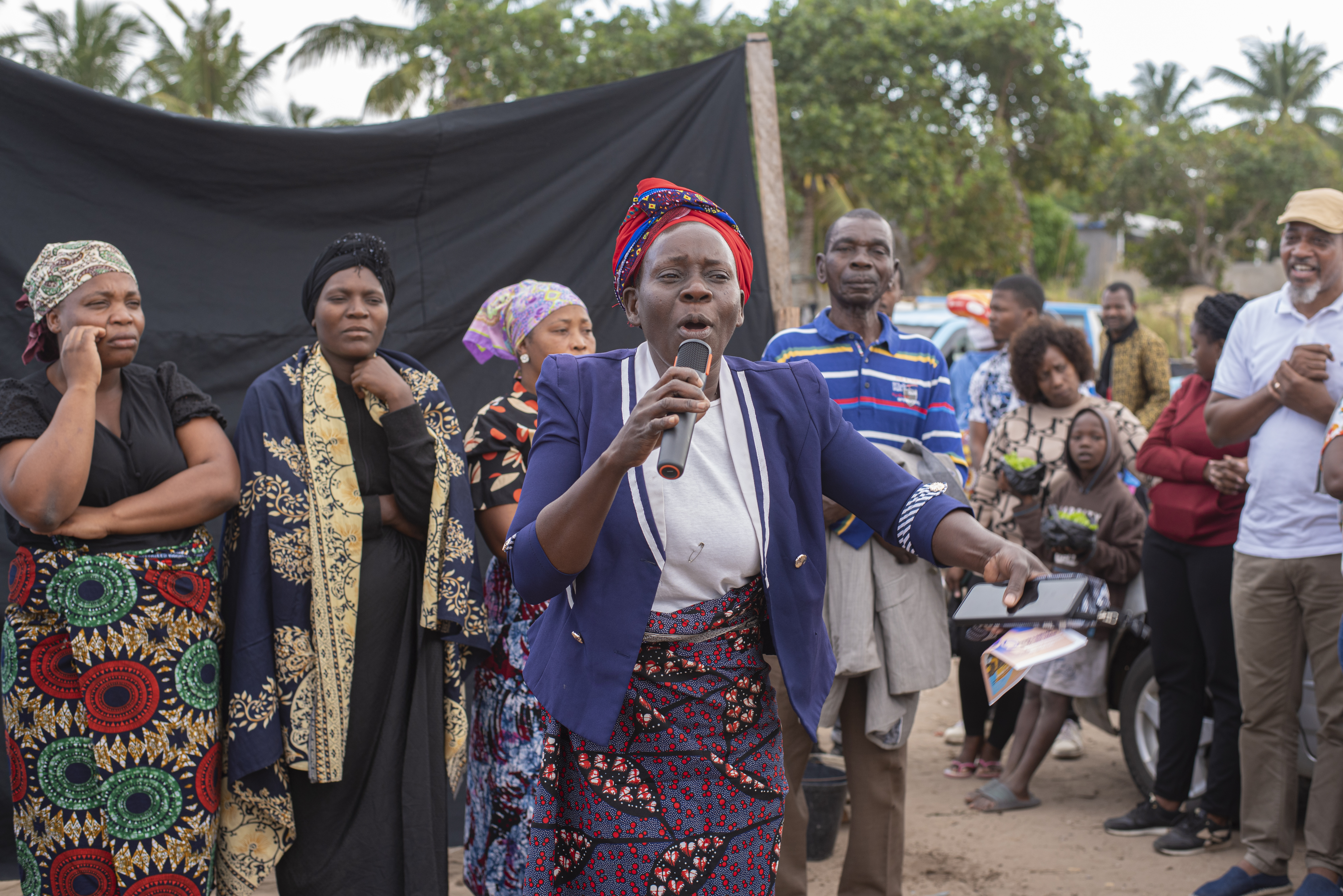 Una mujer participa en la actividad de Arquitectura Sin Fronteras (ASF) financiada por la AECID que utiliza el 'Teatro do Oprimido' como herramienta de formación contra la violencia de género. Inhambane (Mozambique). Foto ASF